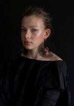 model Caynari black net earrings